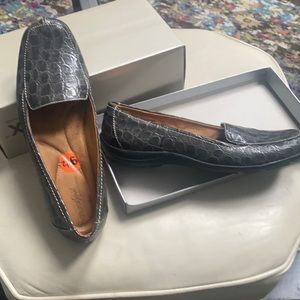 Slip on grey patterned shoes
